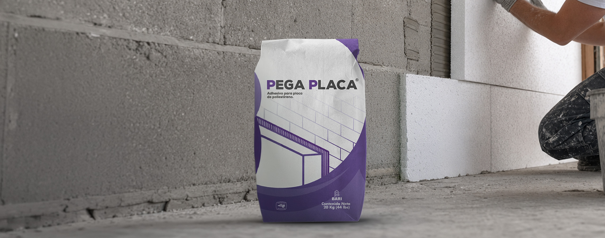 Pega Placa aplicándose en obra: colocación de placa de poliestireno sobre muro de block